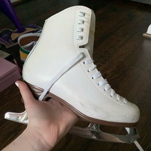 Jackson freestyle figure skates